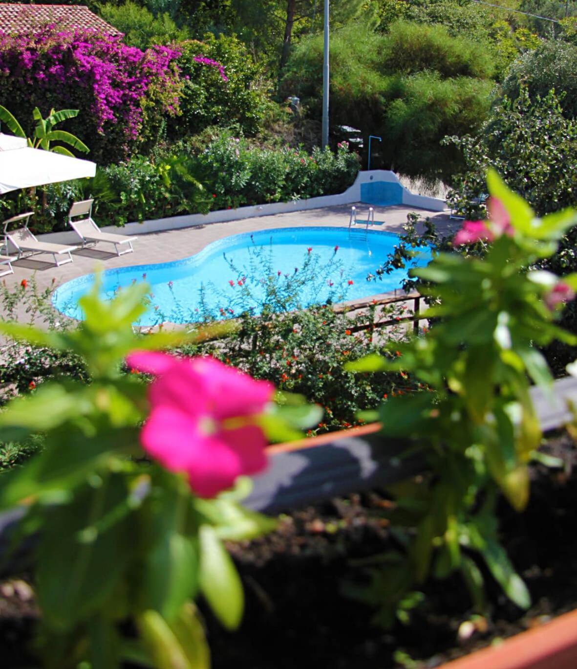 Camera Matrimoniale con Vista Piscina